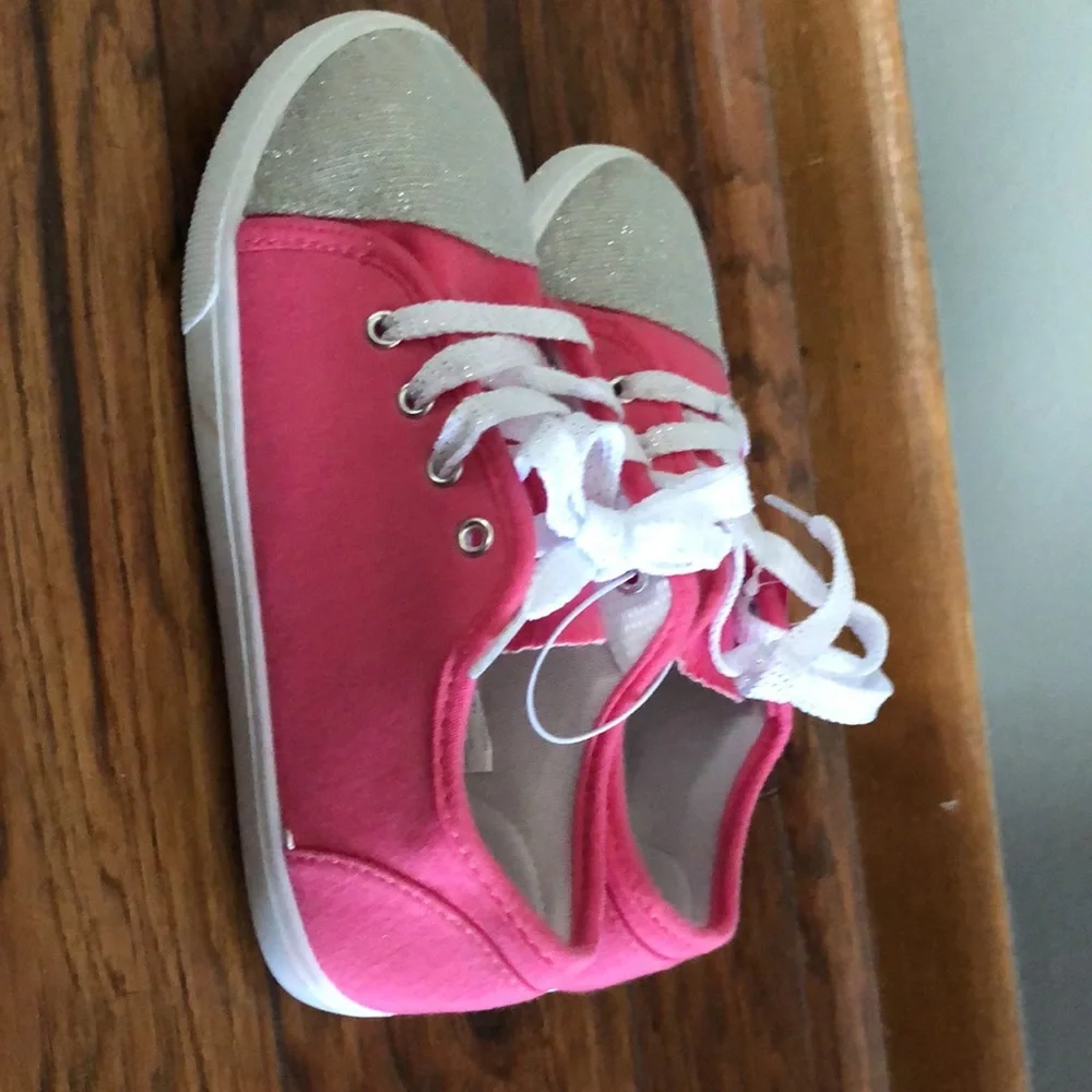 BRAND NEW GIRLS-GYM SHOES SIZE 3! NEW WITH TAGS ON IT. SMOKE FREE HOME! - Picture 6 of 8